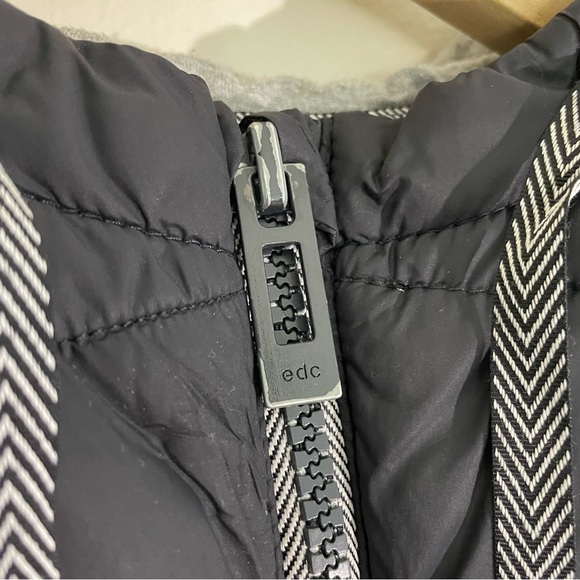 Espirit | Down Vest in Charcoal - Picture 3 of 10